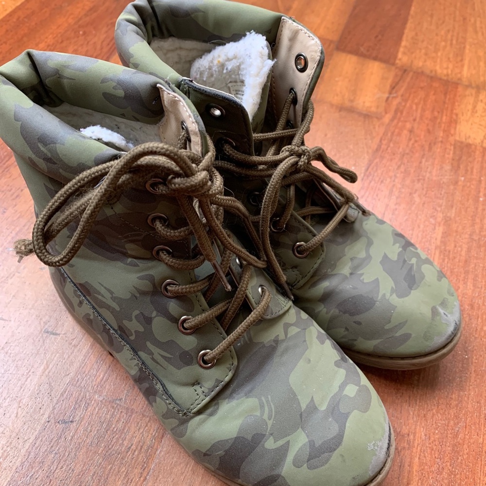 Boys camo boots.